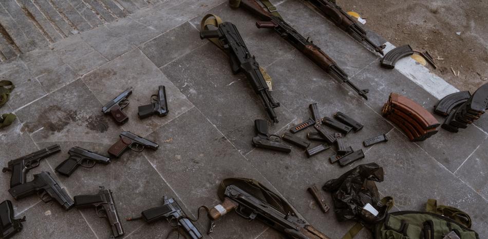 Armas y pertrechos con fines ilustrativos.