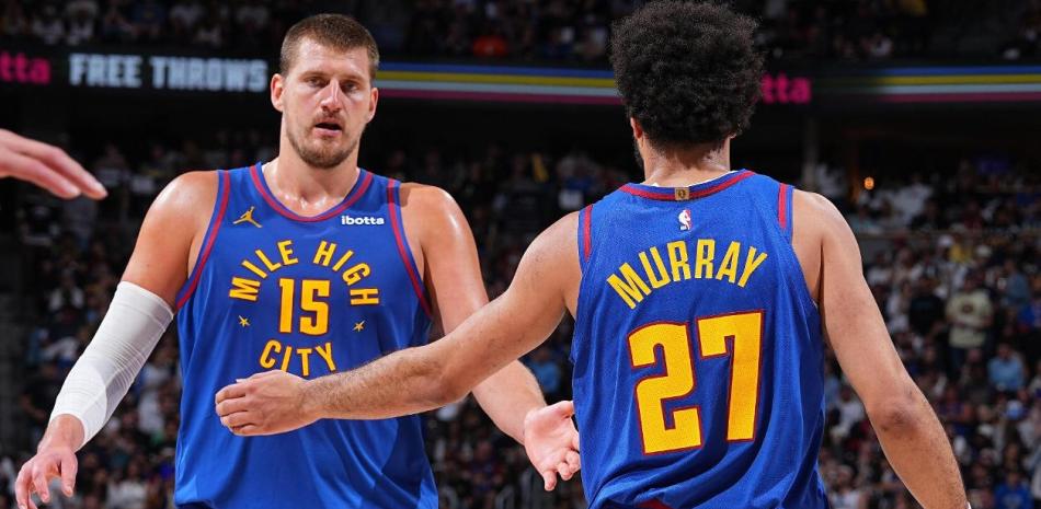 Jamal Murray, quien anotó 22 puntos en el partido se felicita con Nikola Jokic tras la victoria de los Nuggets en tiempo extra ante el Thunder.