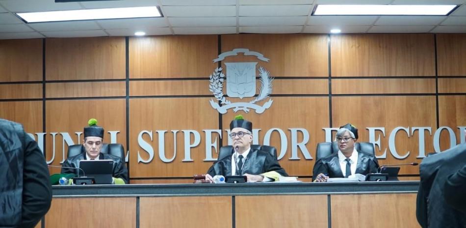 El tribunal fue compuesto por el presidente del TSE, Ygnacio Pascual Camacho Hidalgo; además de Rosa Pérez de García y Pedro Pablo Yermenos Forastieri