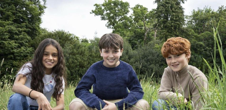 de izquierda a derecha, Arabella Stanton, Dominic McLaughlin y Alastair Stout, quienes interpretarán a Hermione Granger, Harry Potter y Ron Weasley en la serie de HBO "Harry Potter".