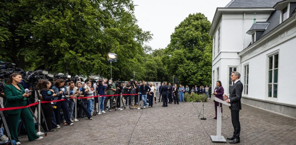 El legislador holandés de ultraderecha, Geert Wilders, habla con periodistas en La Haya, Holanda, el 3 de junio de 2025.