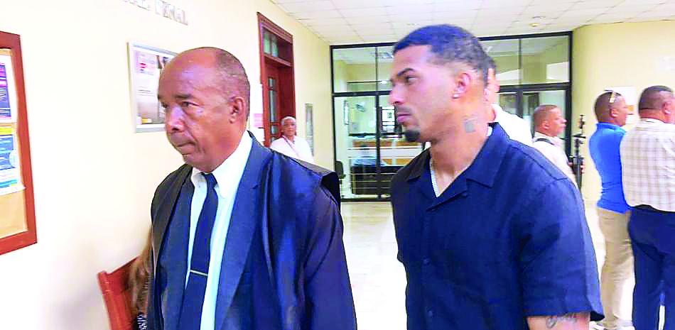 Wander Franco mientras ingresa a la audiencia del juicio preliminar que se le sigue