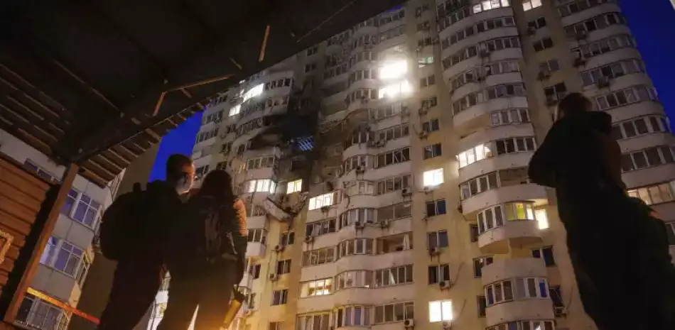 Personas observan un edificio residencial de varios pisos dañado tras un ataque con drones rusos en Kiev, Ucrania, el viernes 6 de junio de 2025.