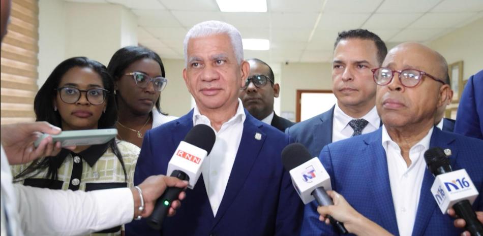 Ricardo de los Santos, presidente del Senado de la República, y Alfredo Pacheco, presidente de la Cámara de Diputados, participando en la reunión de la comisión bicameral que estudia el Código Penal.