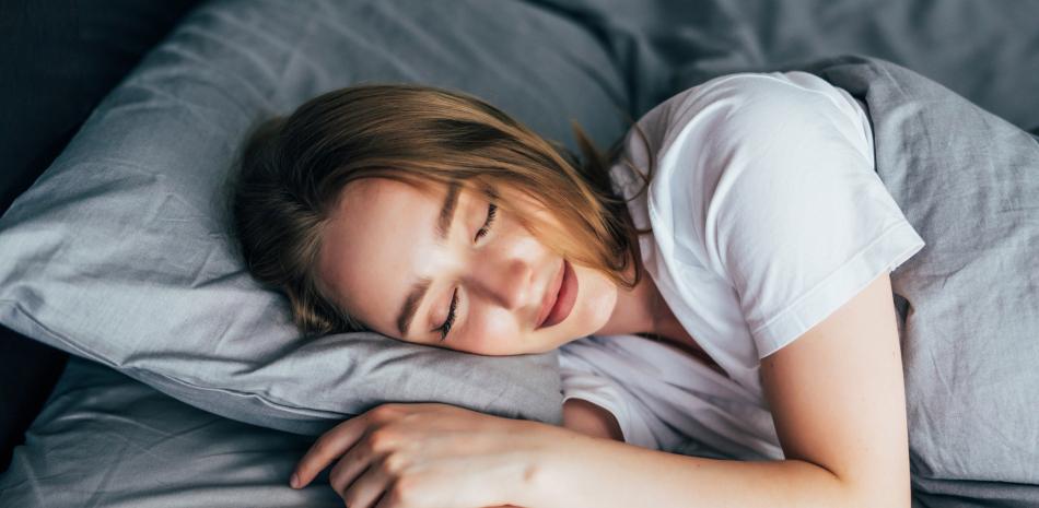 Dormir lo suficiente permite que el cerebro y el cuerpo descansen y se recuperen del estrés diario. Foto: Diana.Grytsku-Freepik.