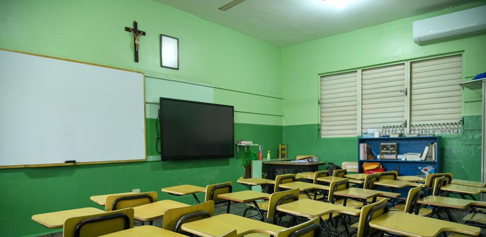 Así se ve una de las aulas con todos los pupitres pegados por la falta de espacio.