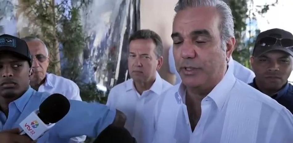 El presidente Luis Abinader publicó este martes un enérgico mensaje dirigido a los funcionarios públicos que aspiran a cargos electivos, dejando claro que no permitirá actos proselitistas mientras ocupen posiciones en el gobierno.