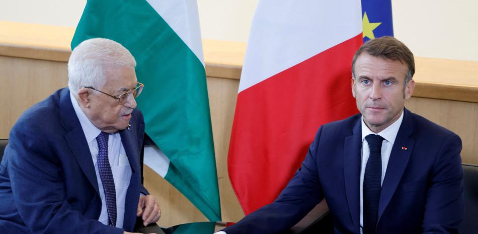 El presidente francés, Emmanuel Macron (der.), se reúne con el presidente palestino, Mahmud Abbas, en el marco del 79.º periodo de sesiones de la Asamblea General de las Naciones Unidas en Nueva York el 25 de septiembre de 2024.
