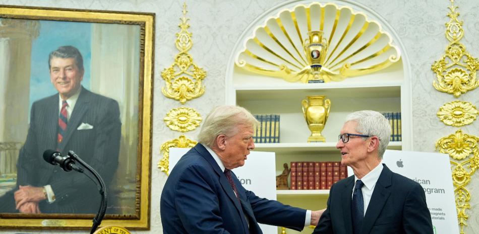 El presidente Donald Trump estrecha la mano del director general de Apple, Tim Cook, en el Despacho Oval, el miércoles 6 de agosto de 2025, en Washington.