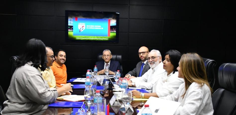 El abogado Jorge Subero Isa y el presidente de Lidom, Vitelio Mejía Ortiz encabezan el tercer encuentro que realiza la comisión consultiva.