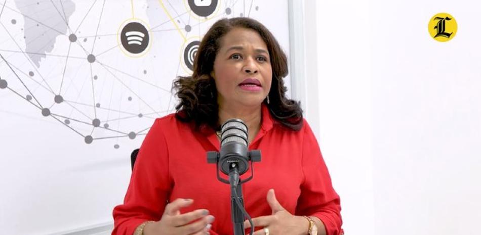 Su vida se ha ido tejiendo con hilos del arte y el compromiso social, actriz y abogada especialista en derechos de la niñez, Paula Disla regresa a las tablas, esta vez como productora y directora la obra “La Plaza de la Felicidad”, un espectáculo del “Grupo Sie7e, espacio teatral” y que según sus palabras, transgrede porque rompe tu esquema y porque nadie que lo haya visto puede quedar igual. La pieza sube a escena los días 30 y 31 de agosto en la Sala Ravelo del Teatro Nacional .