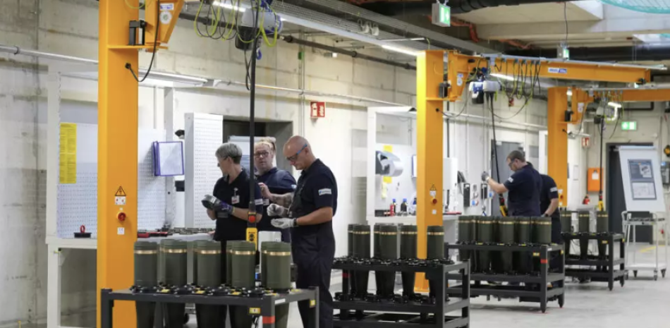 Empleados trabajan durante una prueba de producción en una fábrica de municiones de artillería construida por el fabricante de armas alemán Rheinmetall en Unterlüss.