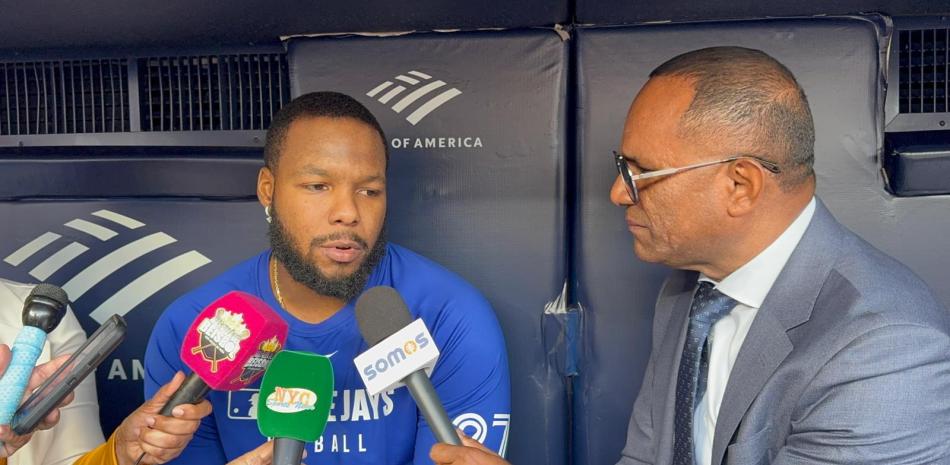 Daniel- Quemaito- Reyes mientras entrevistaba a Vladimir Guerrero Jr en el dugout de los Azulejos.