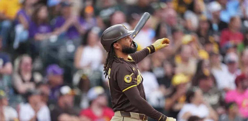Fernando Tatis Jr observa la dirección de la pelota luego de disparar su jonrón 20 en el triunfo de los Padres.