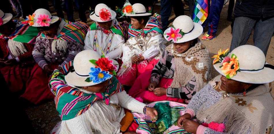 Manifestantes mastican hojas de coca antes de marchar a la capital, en Caracollo, Bolivia, el 17 de septiembre del 2024.