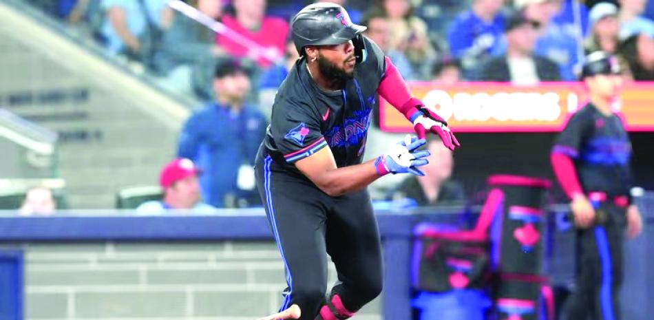 Vladimir Guerrero Jr al momento de conectar uno de los imparables que tuvo en la jornada de este viernes.