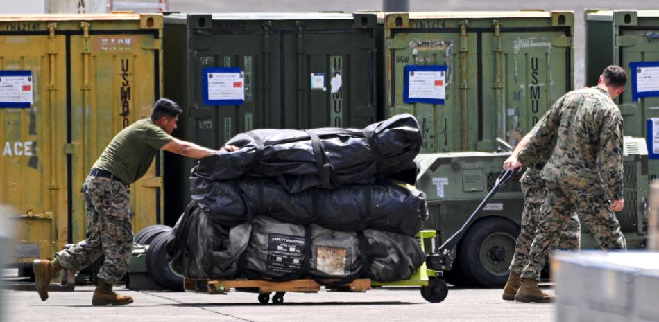 Miembros del Cuerpo de Marines de EE. UU., del Escuadrón de Cazas de Ataque 225, trabajan en el Aeropuerto José Aponte de la Torre, antigua Estación Naval Roosevelt Roads, el 13 de septiembre de 2025 en Ceiba, Puerto Rico.