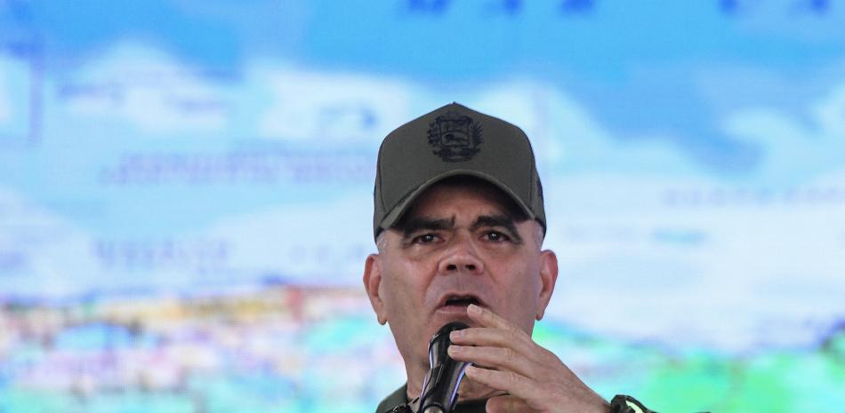El ministro de Defensa de Venezuela, Vladimir Padrino López, habla durante una conferencia de prensa en Caracas el 27 de agosto de 2025.