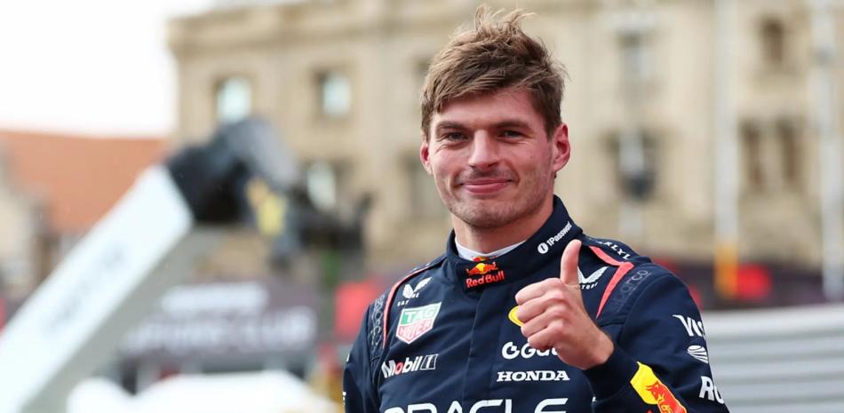 Max Verstappen realiza una señal de triunfo tras salir airoso en la Pole ´para el Gran Premio de Azerbaiyan.