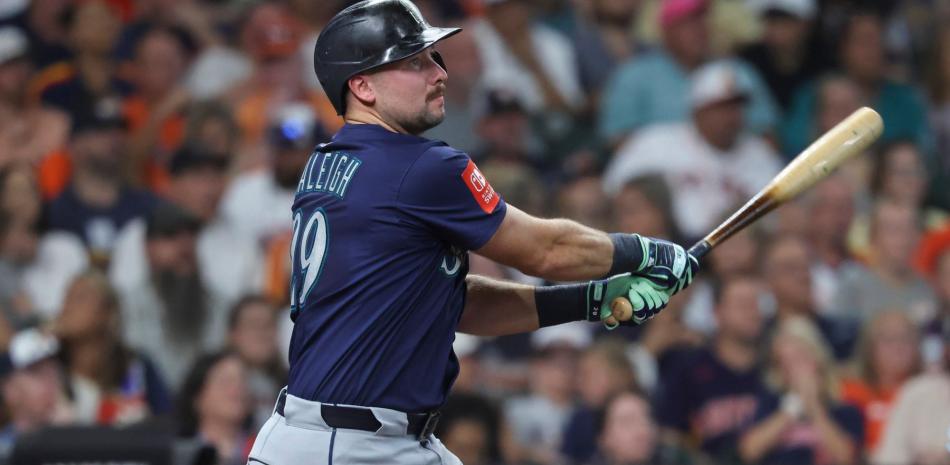 El receptor Cal Raleigh al momento de disparar su vuelacerca 57 en el choque que los Marineros superaron a los Astros.