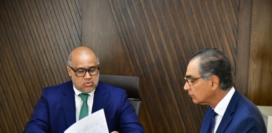 “Aportó en la campaña” o “hay que ayudarlo”, frases de Santiago Hazim para contratos, dice el MP