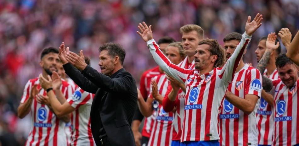 Los jugadores y el técnico Diego Simeone del Atletico Madrid celebran su victoria en el derbi madrileño ante el Rea Madrid.