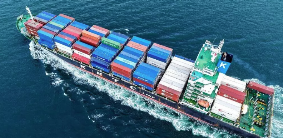 Un buque de carga con contenedores zarpa del puerto de Qingdao, en la provincia de Shandong, al este de China, el 8 de julio de 2025.