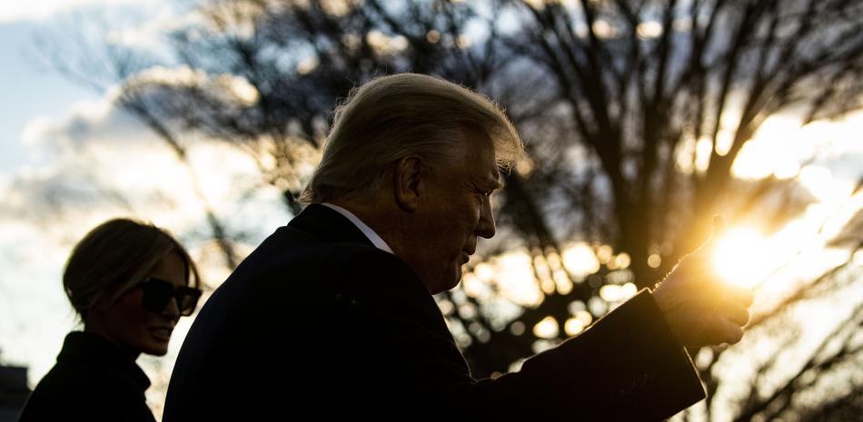 El Presidente de los Estados Unidos, Donald Trump, abandona la Casa Blanca acompañado de la primera dama, Melania Trump, antes de subirse en el Marine One en el Jardín Sur de la Casa Blanca, en Washington D.C., Estados Unidos, a 20 de enero de 2021.