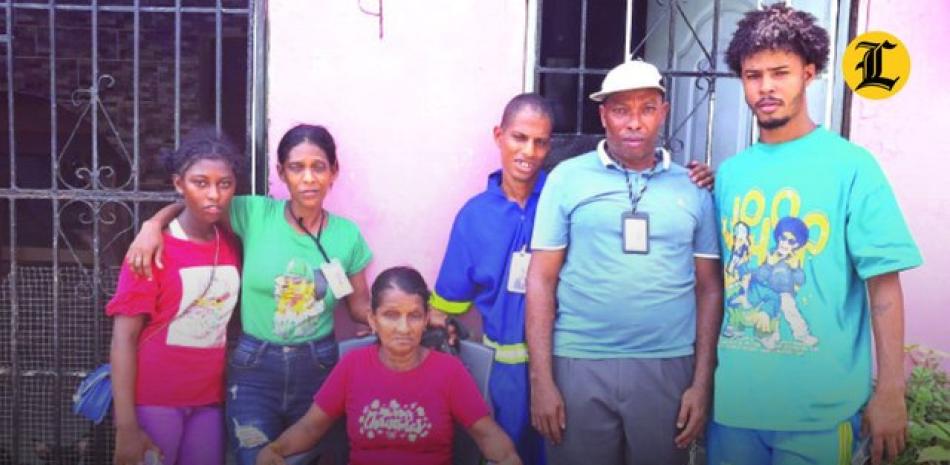 Tal vez algunos no vean con buenos ojos que varios miembros de una familia trabajen en una misma institución de servicios públicos. Lo cierto es que, cuando lean la historia, notarán que el caso de Maribel Domínguez no es algo común.<br /><br />Lleva casi 20 años trabajando en el Ayuntamiento de Santo Domingo Este. Al no tener quien le cuidara a sus cuatro hijos, algunos viviendo con una condición especial, “me los llevaba a recoger basura conmigo, y así los protegía y ellos me ayudaban”. Ella es de esas madres que lo sacrifican todo por el bienestar de su familia.<br /><br />https://listindiario.com/la-vida/20250929/recogiendo-basura-familia-completa-servicio-limpieza-sde_876114.html