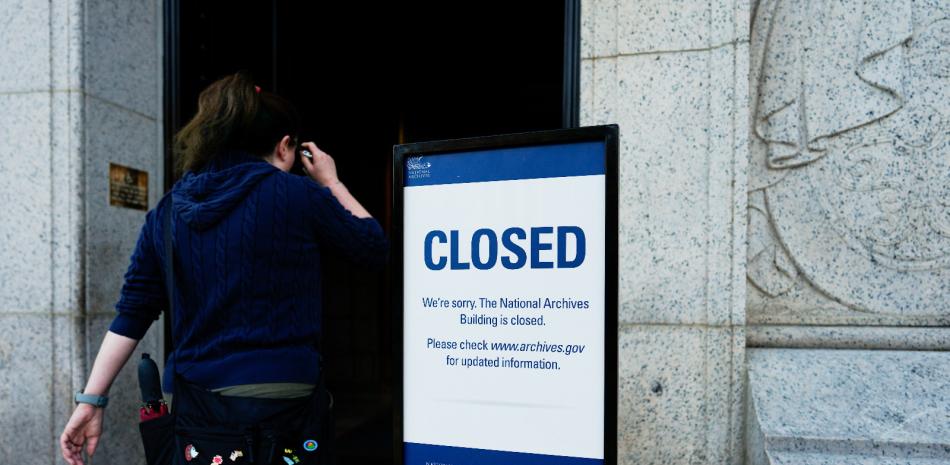 Un letrero de "cerrado" frente a los Archivos Nacionales, en el primer día de la suspensión de labores del gobierno de EEUU debido a la falta de financiamiento, ayer en Washington.