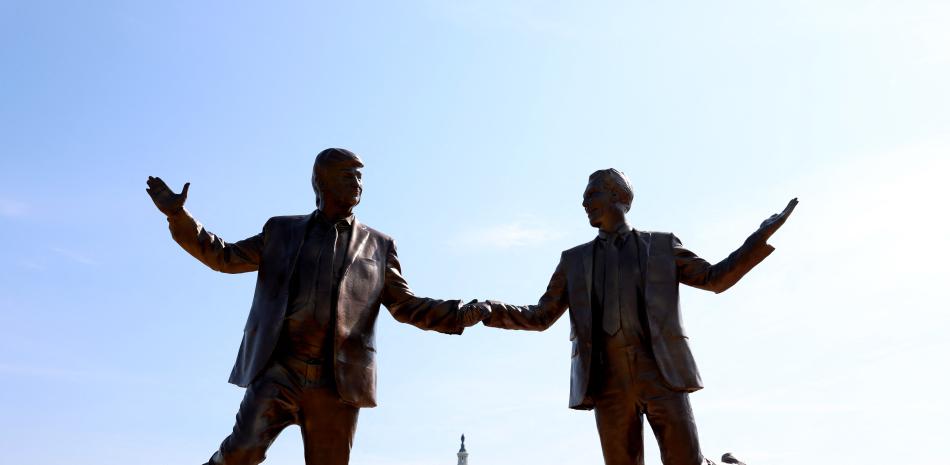 La estatua del presidente de los Estados Unidos, Donald Trump, y Jeffrey Epstein cogidos de la mano