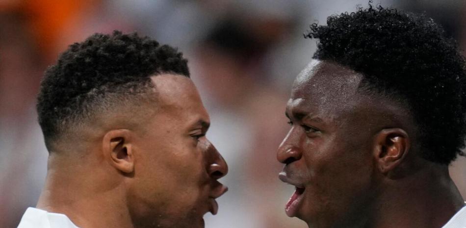 Kiliah Mbappe y Vinicius festejan uno de los goles anotados por el Real Madrid en su victoria frente al Villareal.