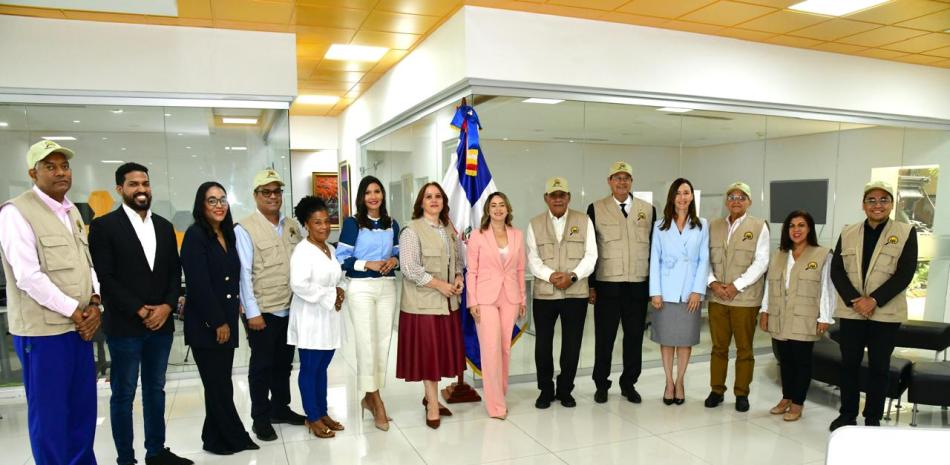 Gloria Reyes, directora de Supérate, y Miguel Franjul, presidente del OPM, junto a los miembros de ambas entidades durante el encuentro.