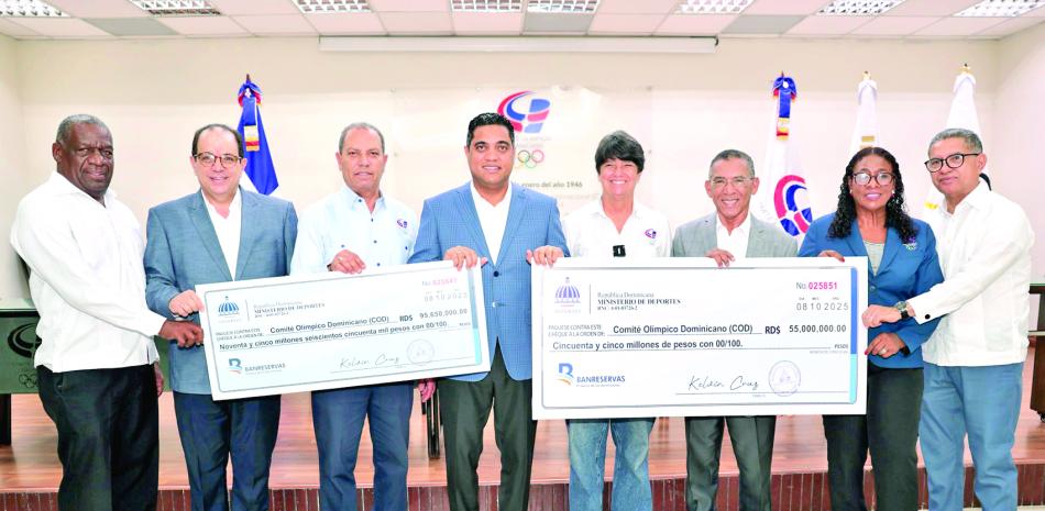 El ministro de Deportes Kelvin Cruz al momento de hacer entrega de gran parte de los fondos que servirán de preparación para los Juegos Centroamericanos y los Bolivarianos.