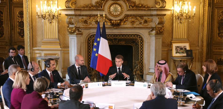 El presidente francés, Emmanuel Macron (centro), junto al ministro saliente para Europa y Asuntos Exteriores, Jean-Noël Barrot (izq.), interviene durante una reunión ministerial sobre la implementación del plan de paz para Oriente Medio en el Quai d'Orsay, sede del Ministerio para Europa y Asuntos Exteriores de Francia, en París, el 9 de octubre de 2025.agreed a Gaza ceasefire deal to free the remaining living hostages, in a major step towards ending a war that has killed tens of thousands of people and unleashed a humanitarian catastrophe. (Photo by Thomas SAMSON / POOL / AFP)