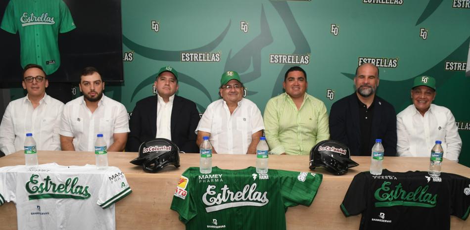Miguel Feris Chalas encabeza la mesa principal durante la presentación del equipo de las Estrellas de Oriente este jueves de cara al venidero torneo invernal.