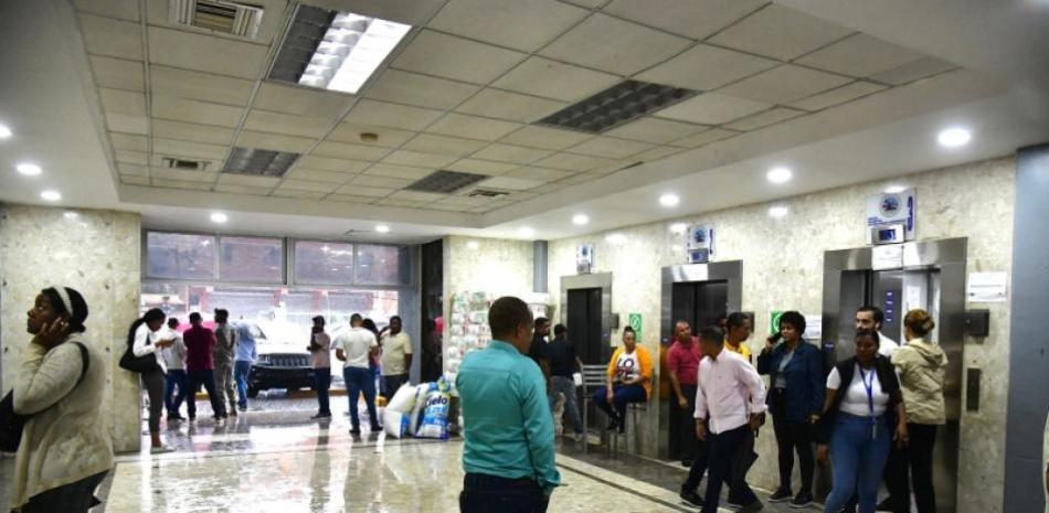 Los salarios del sector público suelen superar a los del sector privado, lo que distorsiona los mercados laborales.