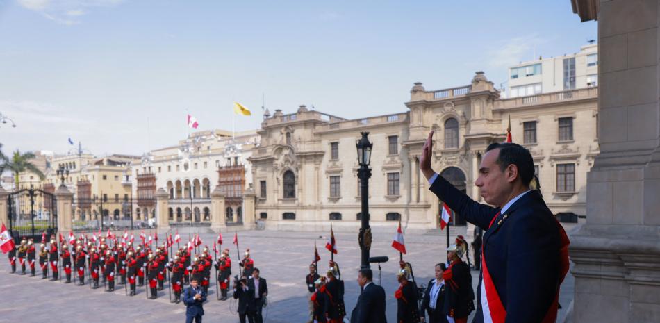 En este folleto publicado por la Presidencia del Perú, el nuevo presidente, José Jeri, saluda a su llegada al palacio presidencial tras su juramentación en una ceremonia celebrada poco después de la medianoche en el Congreso, en Lima, el 10 de octubre de 2025.