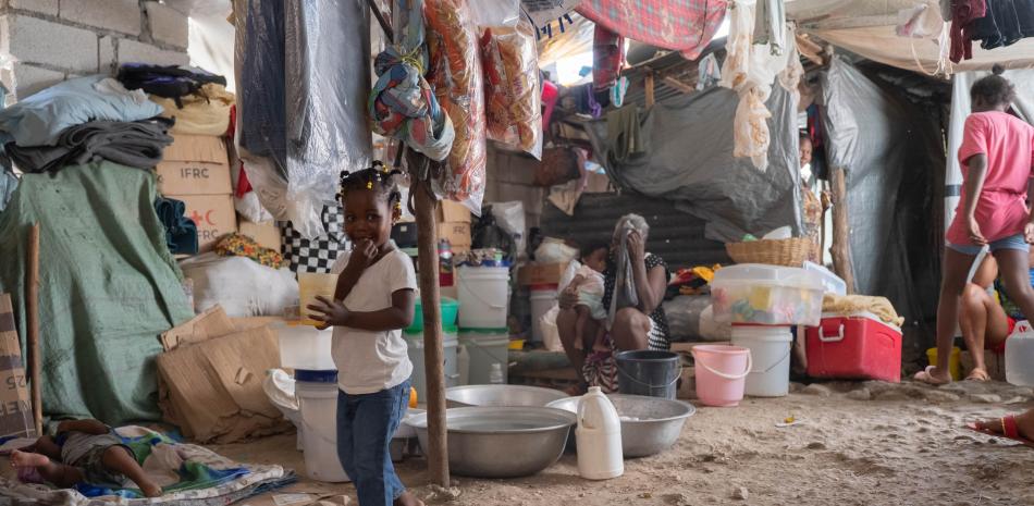 Las familias sufren condiciones de hacinamiento e insalubridad. Los niños caminan por los estrechos senderos entre las tiendas, que a veces no miden ni 50 cm de ancho. Hay ocho baños para 1200 personas en el campamento.