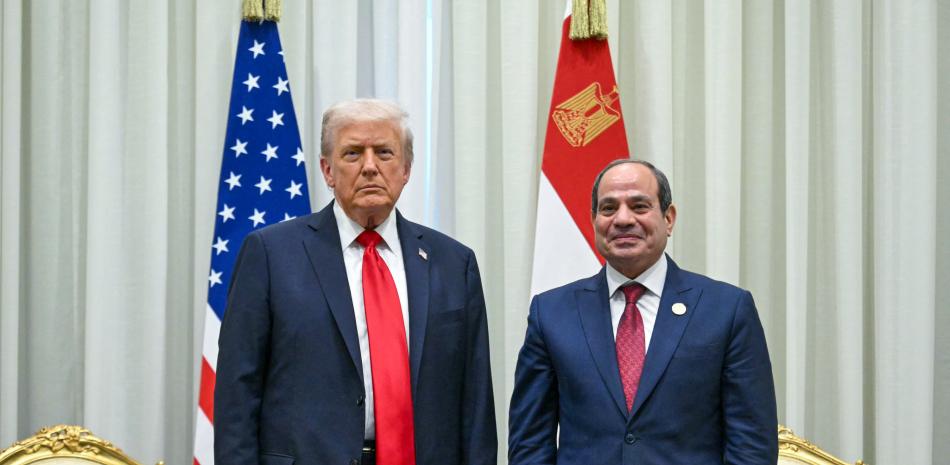 El presidente estadounidense, Donald Trump, y el presidente egipcio, Abdel Fattah al-Sisi, posan para una foto antes de una reunión en la cumbre sobre Gaza en Sharm el-Sheikh el 13 de octubre de 2025.