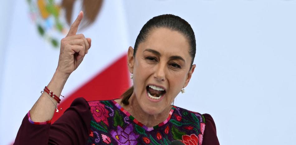 La presidenta de México, Claudia Sheinbaum, habla con sus simpatizantes durante un mitin que conmemora su primer año en el cargo, en la Plaza del Zócalo de la Ciudad de México, el 5 de octubre de 2025 (Foto de Yuri CORTEZ / AFP