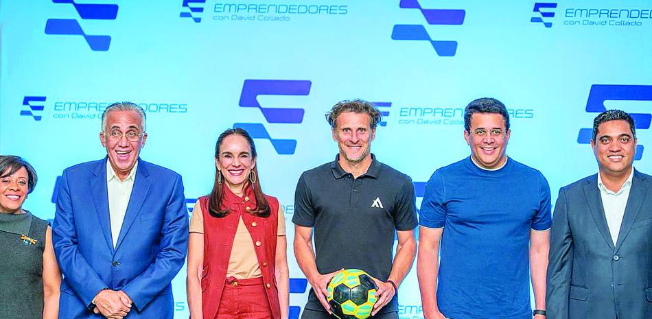 Desde la izquierda, Luisin Mejía, Yanet Rivera, Diego Forlán, David Collado y Kelvin Cruz durante el almuerzo de este lunes en Santo Domingo.