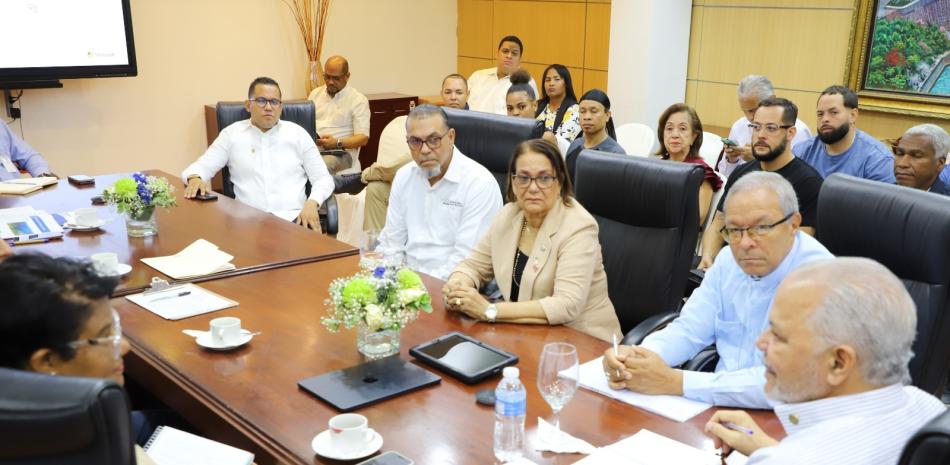 El administrador de Egehid, Rafael Salazar encabeza reunión con el Comité de Veedores de La Gina