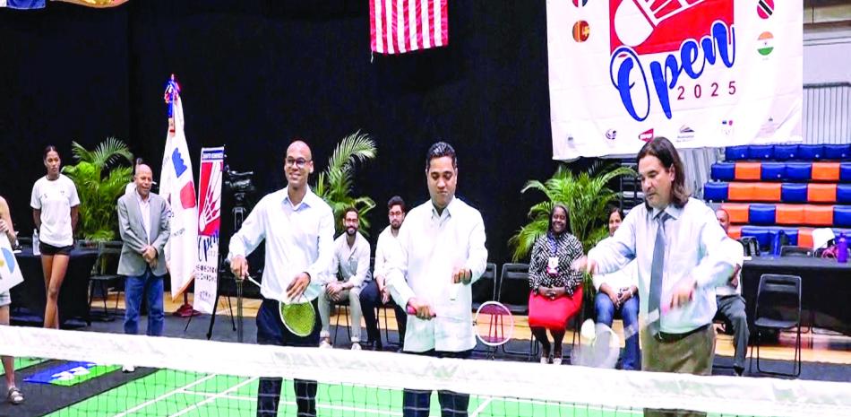 El ministro de Deportes Kelvin Cruz, realiza el saque de honor para dejar iniciado el Santo Domingo Open de Bádminton 2025. Les acompañan el presidente de la FEDOBAD, Nelson Javier Ozuna, y el CEO de News Horizons Academy, Fauntly Garrido.