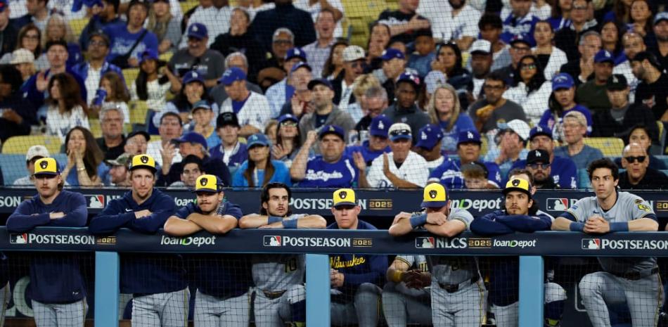 Jugadores de los Cerveceros se muestran entristecidos luego de caer ante los Esquivadores por barrida en la Serie de Campeonato de la Liga Nacional.