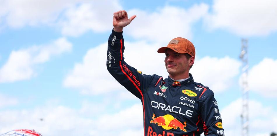 Max Verstappen levanta los brazos en señal de triunfo en la pole del Gran Premio de Estados Unidos.