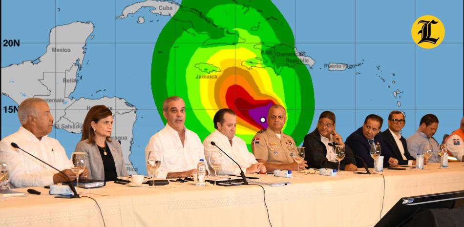Tras una reunión en el Palacio Nacional, encabezada por el presidente Luis Abinader, el Gobierno decidió reducir la jornada laboral, suspender las docencias y elevar a varias provincias a alerta roja, como medidas preventivas ante el paso de la tormenta trópical Melissa por el país.<br /><br />https://listindiario.com/la-republica/20251021/reduccion-jornada-laboral-suspension-clases-medidas-tomadas-paso-melissa_879180.html