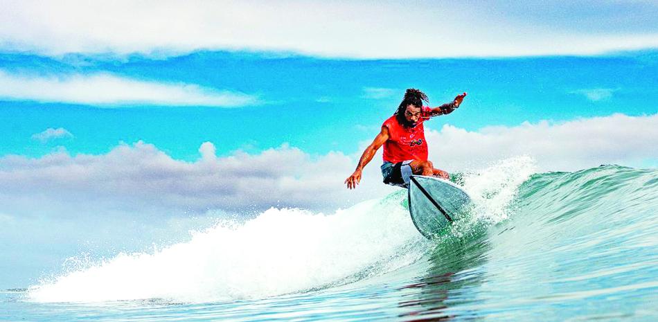 Francis González, de República Dominicana, participa en el surf del Master of the Ocean 2025.