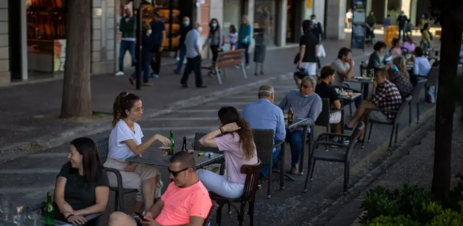 Clientes sentados en la terraza de un bar en Girona, España, el 18 de mayo de 2020. sillas
