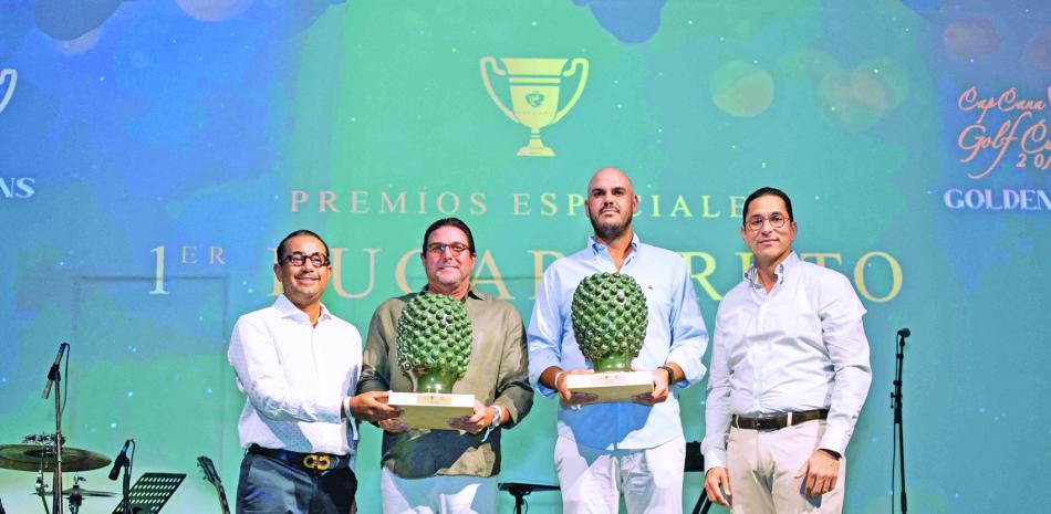Enrique Valverde Asmar y Stefano Stefan al momento de ser premiados como ganadores del toreno de Golf